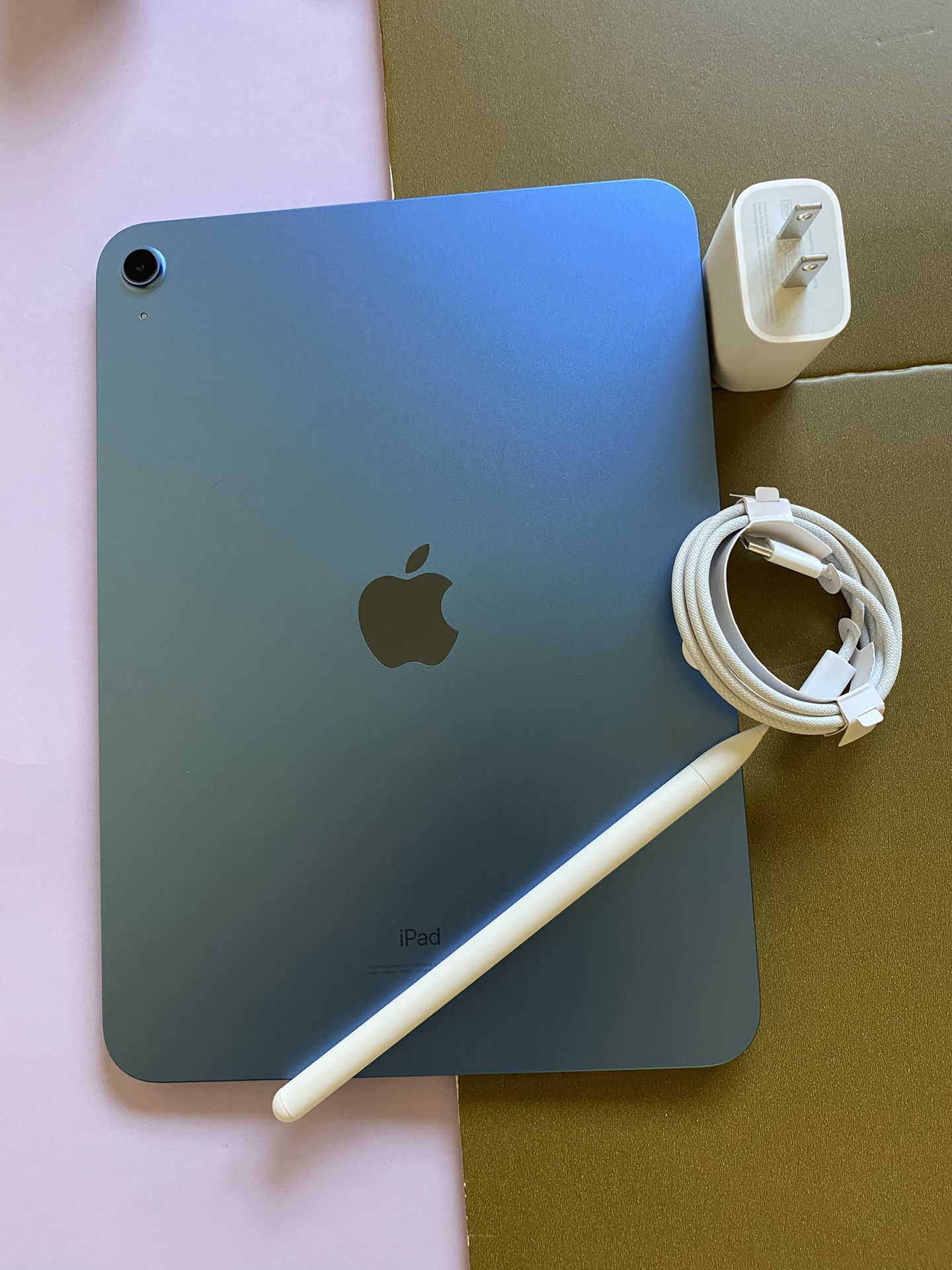 256gb Apple IPad 10th Generation (10.9” Liquid / 2022 model) with pen, keyboard, case & Accessories (warranty 2026) 