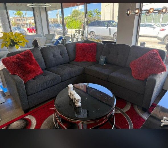 🌟 SPECIAL OFFER THIS WEEK | OFERTA ESPECIAL ESTA SEMANA 🌟
🛋️ Modern Charcoal Sectional / Seccional Moderno en Color Carbón
Upgrade your home with