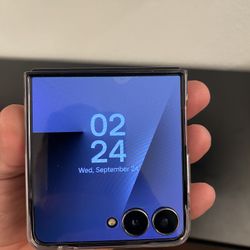 Samsung Z Flip 7 (New , Unlocked) Clear Case & Screen Protector Installed