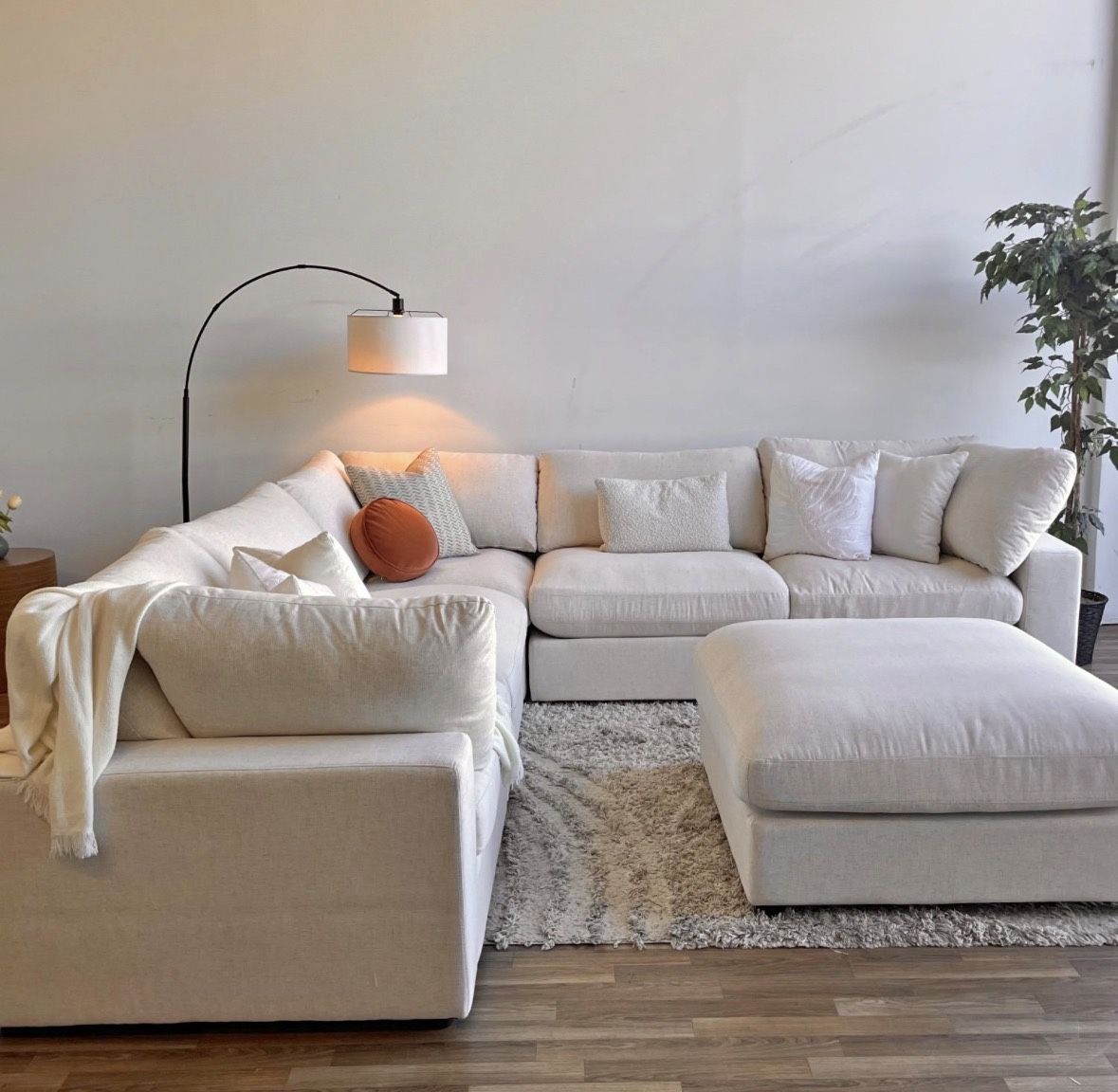 Serene Modular Sectional with 6 pieces (5 pc w ottoman)