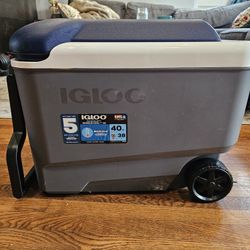 Igloo MaxCold 40 Qt. Roller Cooler