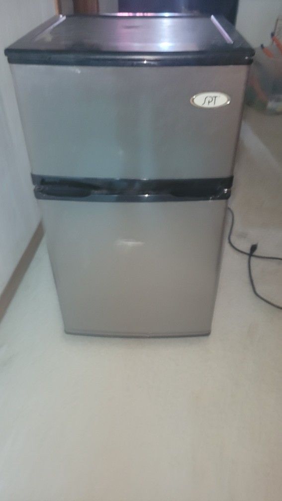 Minni Top Mount Refrigerator 