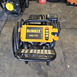 Dewalt 4400 PSI 4.0 GPM 420cc CRX420 Engine Gas Pressure Washer