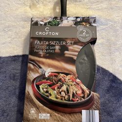Crofton - Fajita Sizzler Set - Cast Iron Pan with Long Wood Trivet