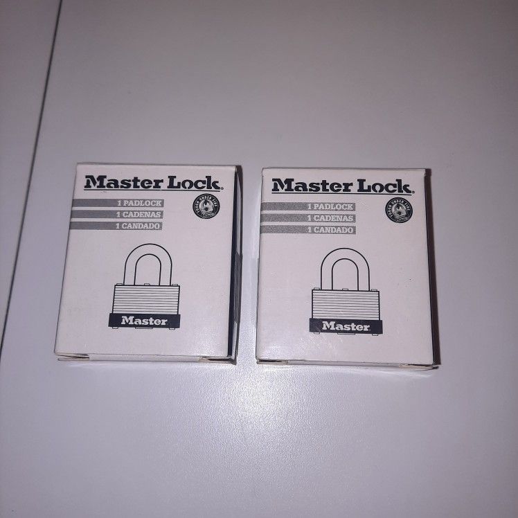 Master Lock Set Of 2 Small Pad Locks 22KA. Both Keys 338.