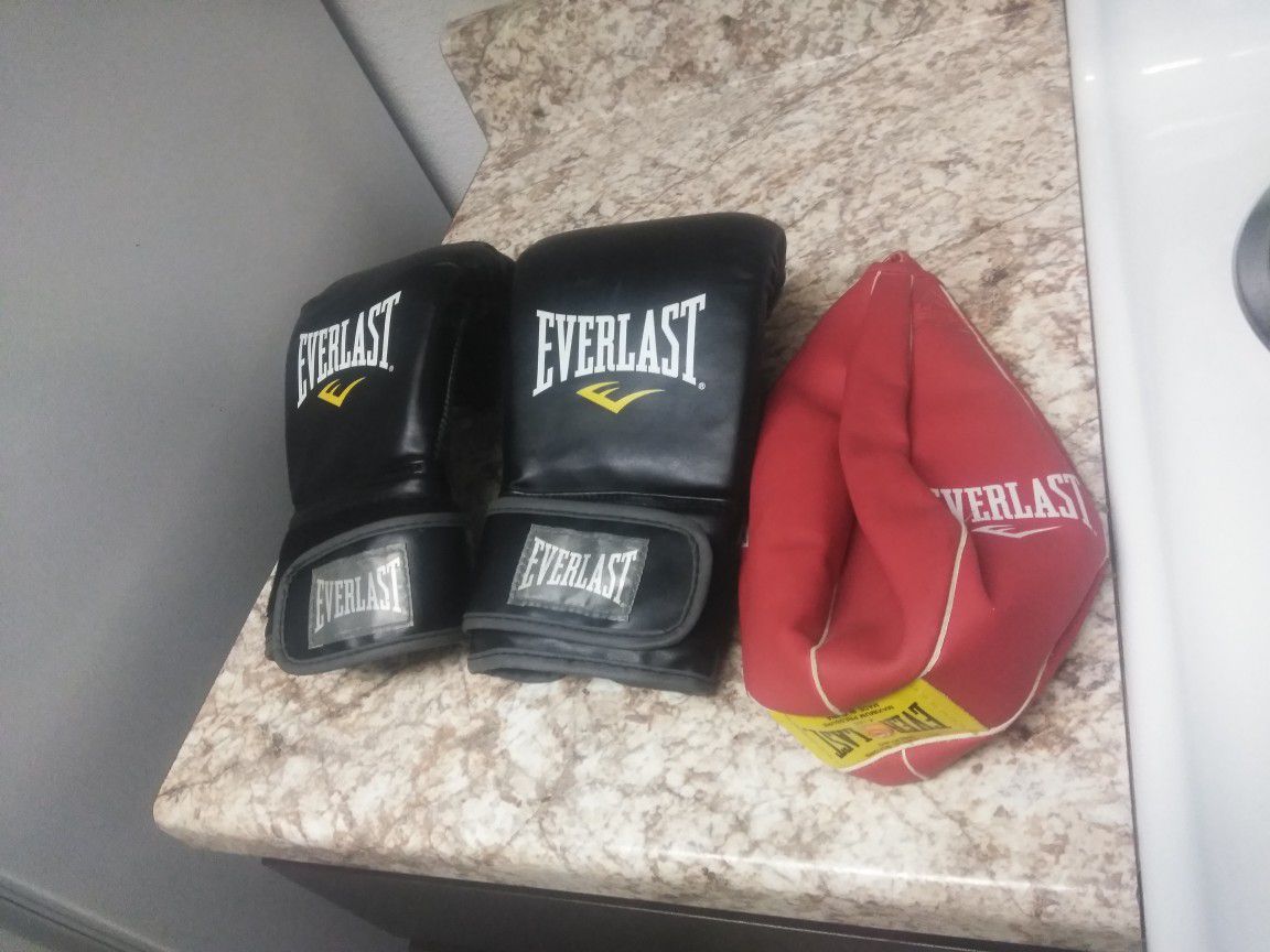 Boxing gloves an speed bag... Still new never used