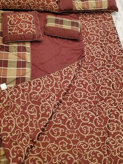 **Beautiful Reversible King Size Comforter Set***