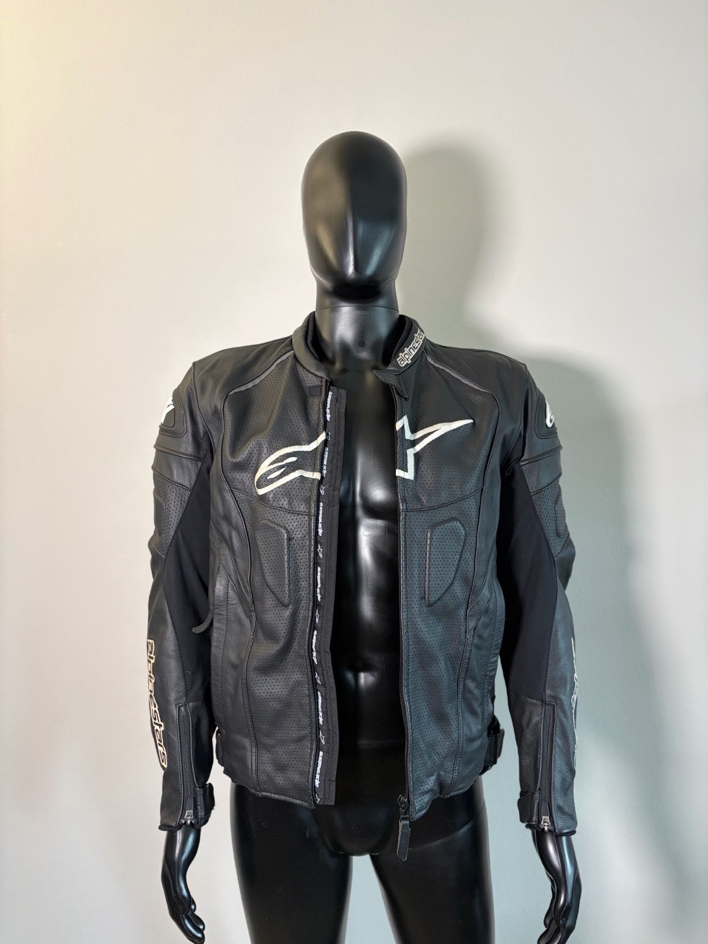 Alpinestars GP Plus R Perforated Leather Motorcycle Jacket (Black / 44 / Large)