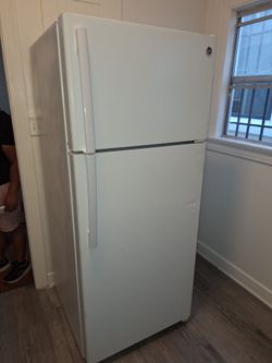 APARTMENT SIZE REFRIGERATORS(DELIVERED)