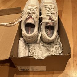 LIKE NEW WOMENS REEBOK SIZE 6