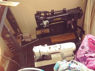 Sewing machine walking foot for leather