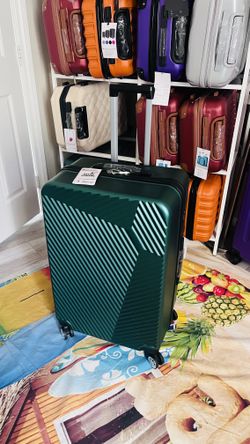NEW 28” Emerald Green Hardshell Luggage – $40 FIRM 💚 📍 South Durango & 215 — near IKEA 📏 18.9” × 11” × 29.5” overall 🧳 Spinner wheels + telescopi