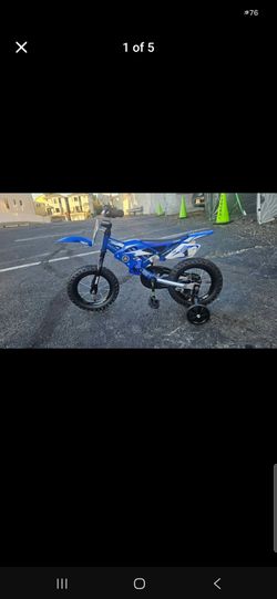 Yamaha Kids Dirt Bike Style Bicycle with Training Wheels
