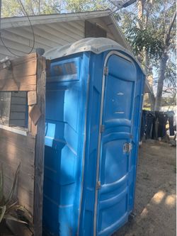 Tengo un bano portatil con  lavamanos