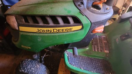 John Deere D105 Lawn Tractor