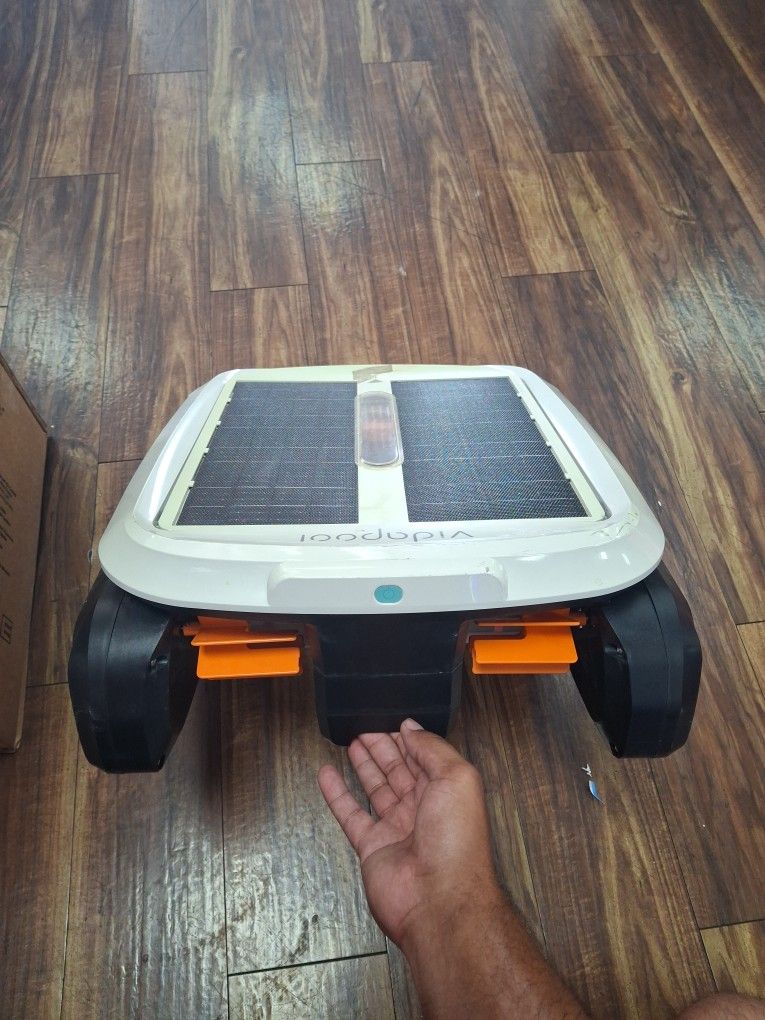Pool Skimmer SE Solar Powered