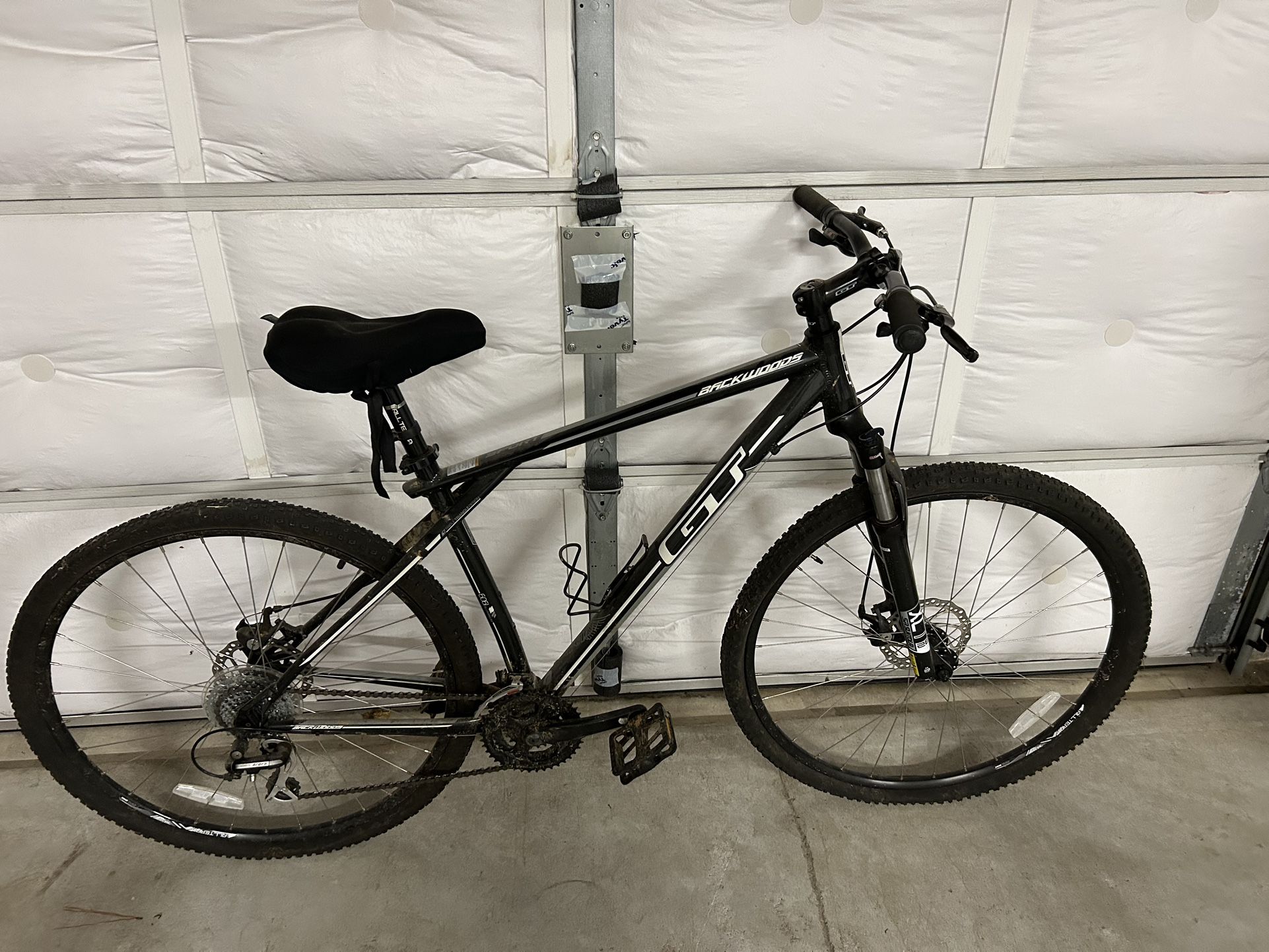 2 Bikes (1 Men’s L and 1 Ladies S)