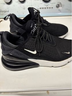 Like New Womens size 8.5 Nike 270s