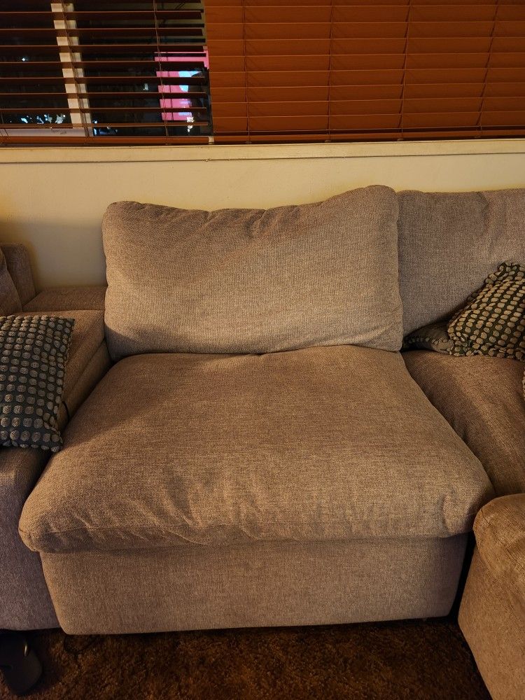 Recliner (Armless/Plug In)