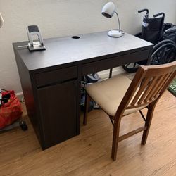 Office desk in very good condition, with chair, lamp, and energy-saving bulb. All three pieces included.