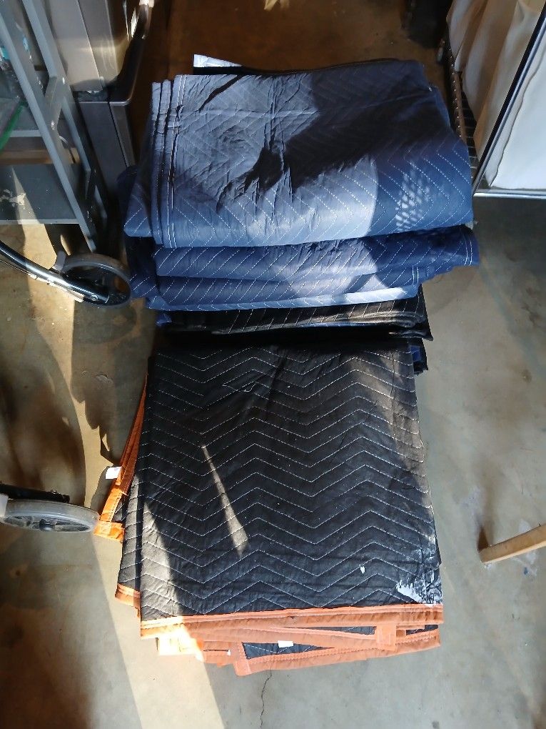 23 MOVING BLANKETS