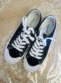 Size 7 Women's Sneakers (Black and white)