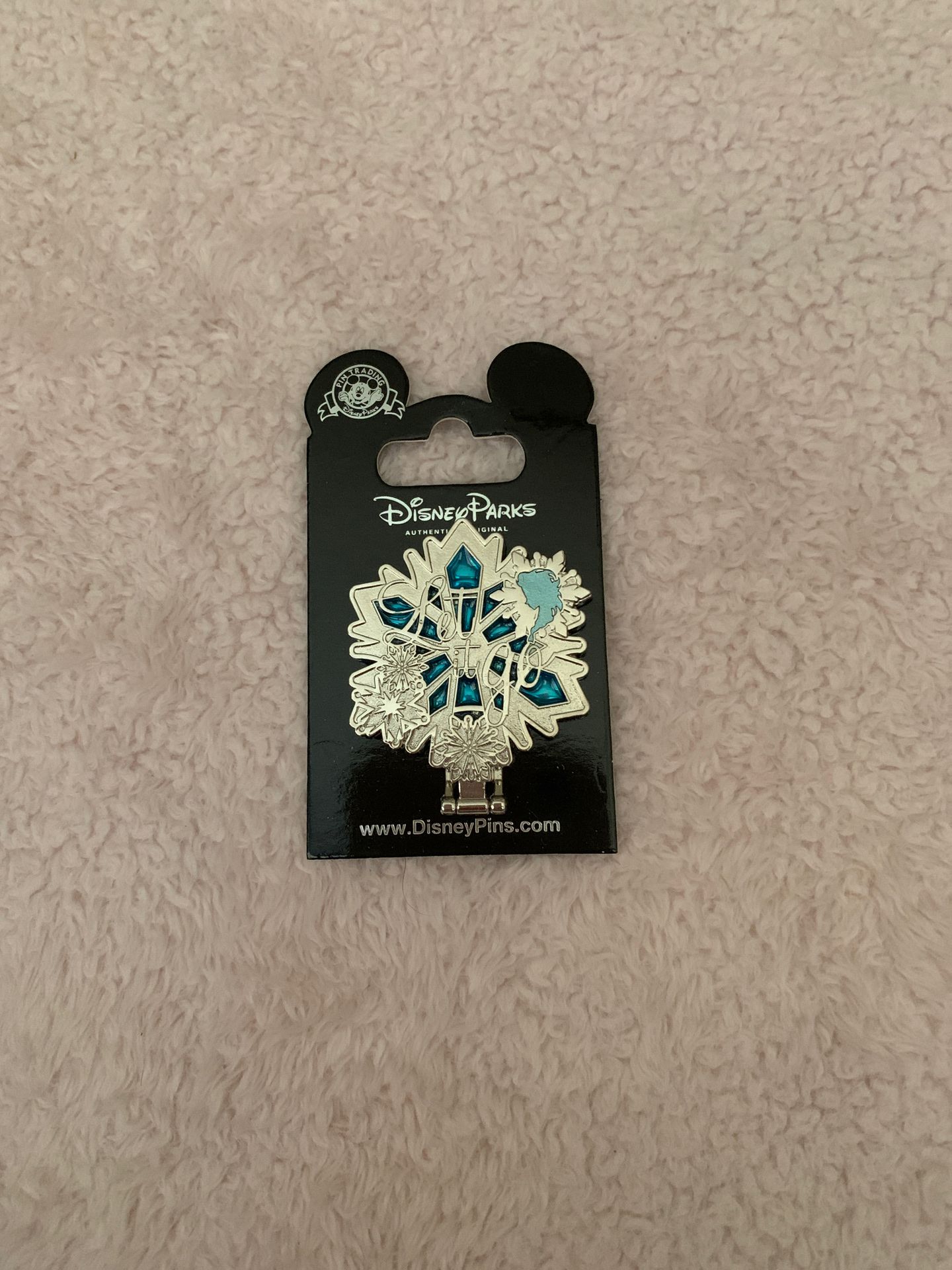 Disney Frozen pin Elsa snowflake with mirror inside