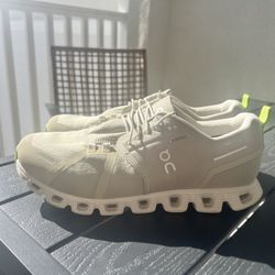 On Cloud Waterproof Women’s Shoes – Size 10 (Excellent Condition)