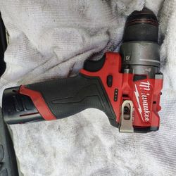 2 Milwaukee Tools 