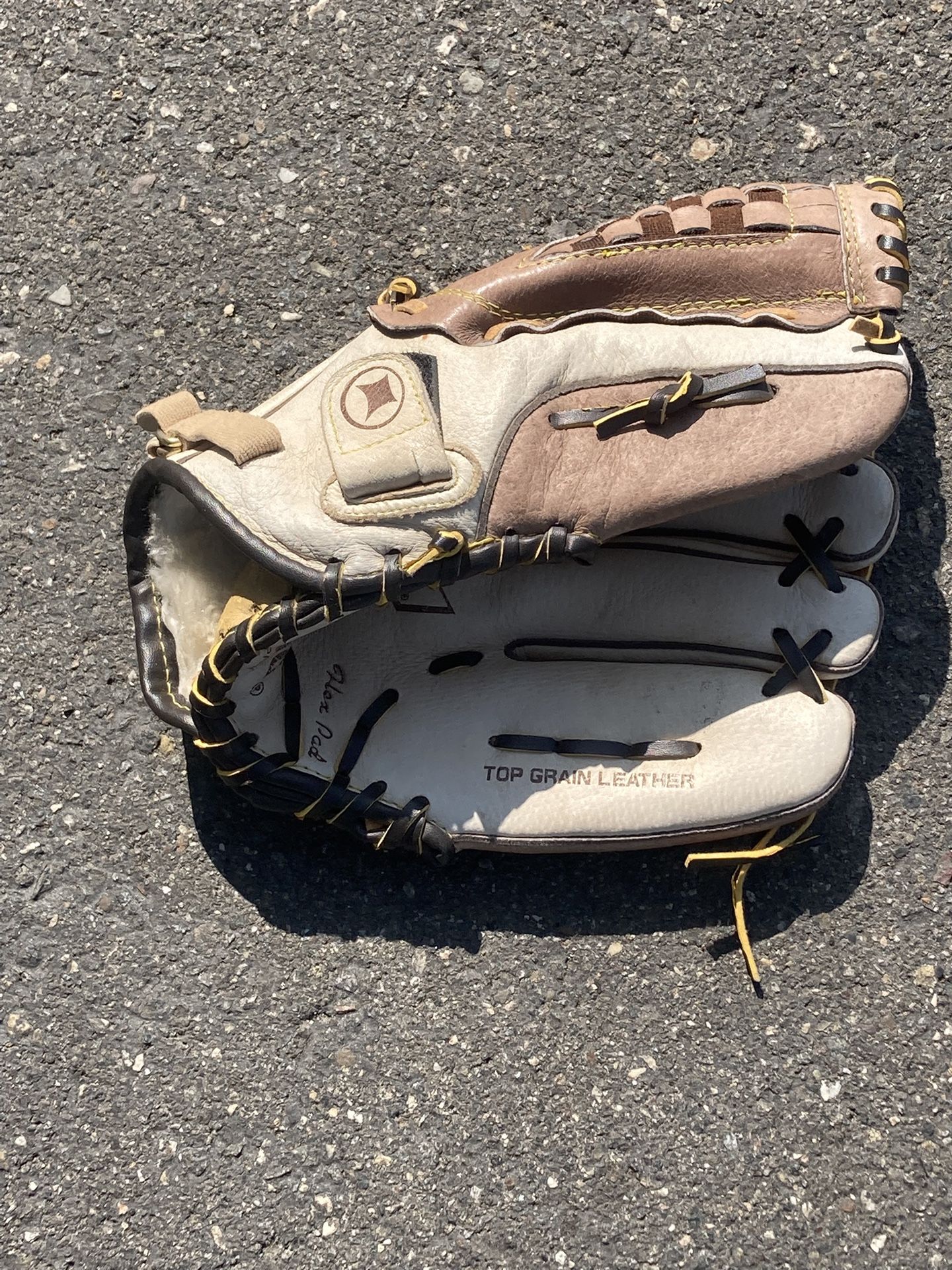 Spalding 11.5” Youth Baseball Glove Model 18833 Right handed. Made With Top Grain Leather.