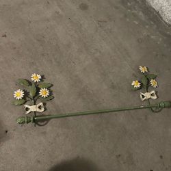 Flower metal towel rack