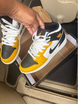 Like New  Air Jordan 1’s Mid size 6y