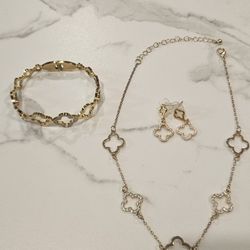 Jewelry set.