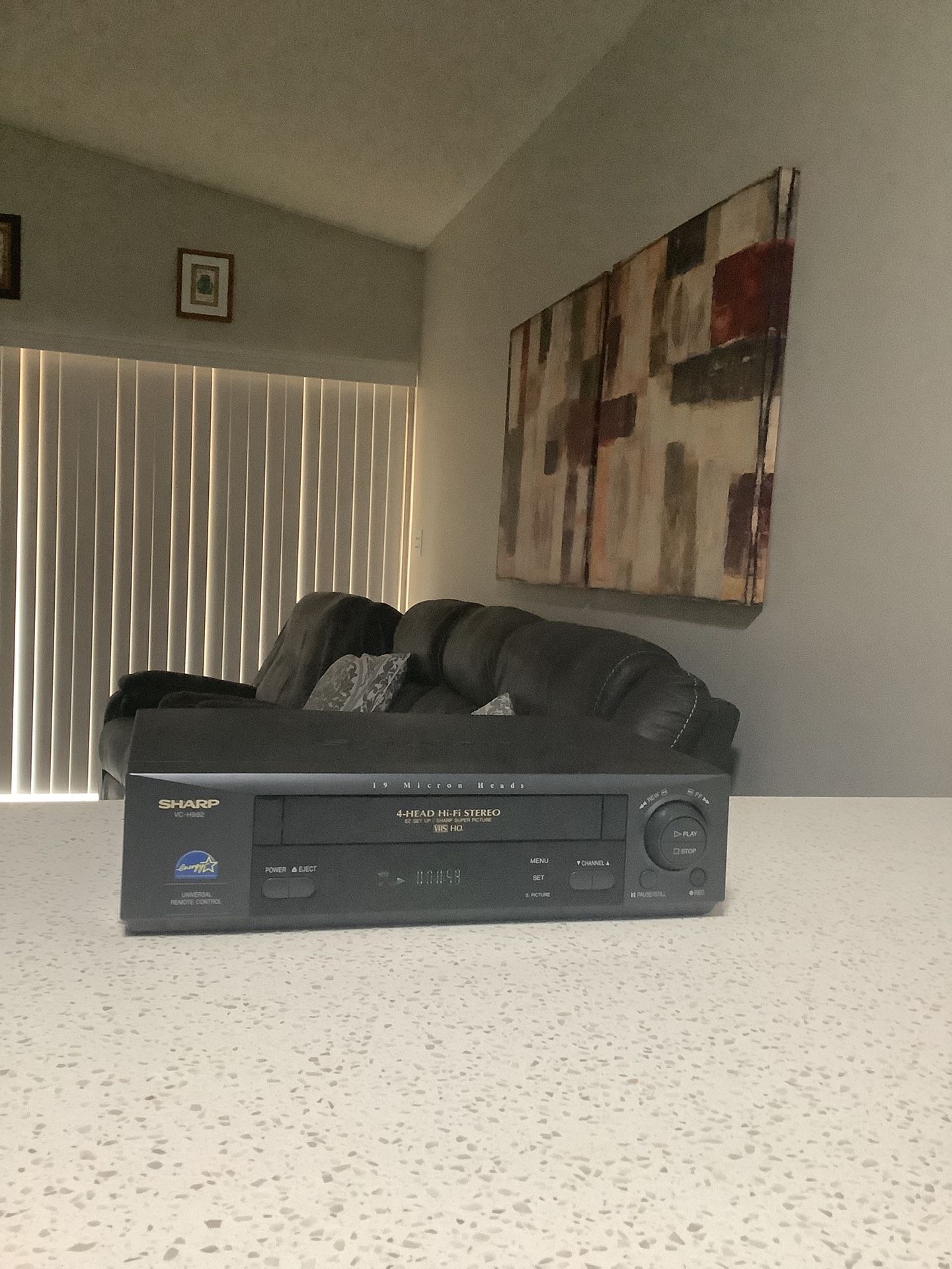 * SHARP * HQ * 4-HEAD HI-FI STEREO VHS VCR WITH HIGH QUALITY 19 MICRON HEADS SYSTEM . MINT . LIKE NEW . MUST SEE TO APPRECIATE