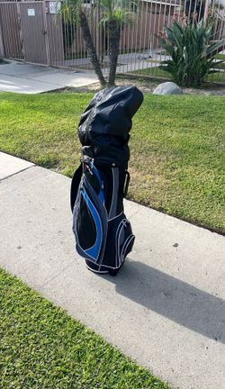 Golf bag with golf clubs