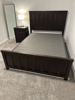 Wood Bedroom Set - Full Bed, Dresser & Nightstand - Like new!