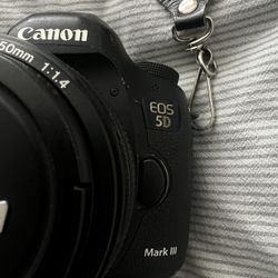 CANON 5D Mark III W/ 50MM Lens Bundle 