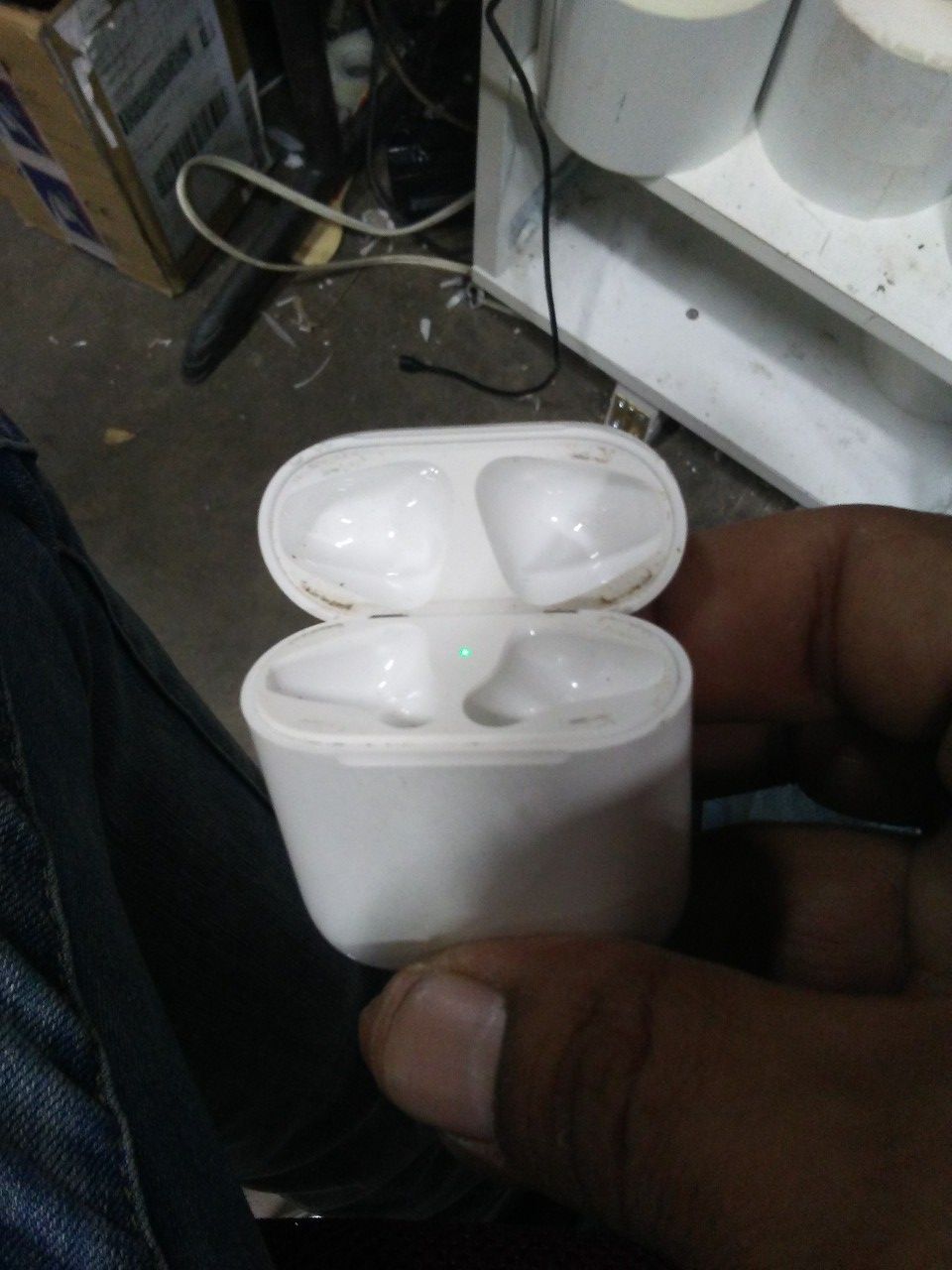 Air pod case no pods. Works fine