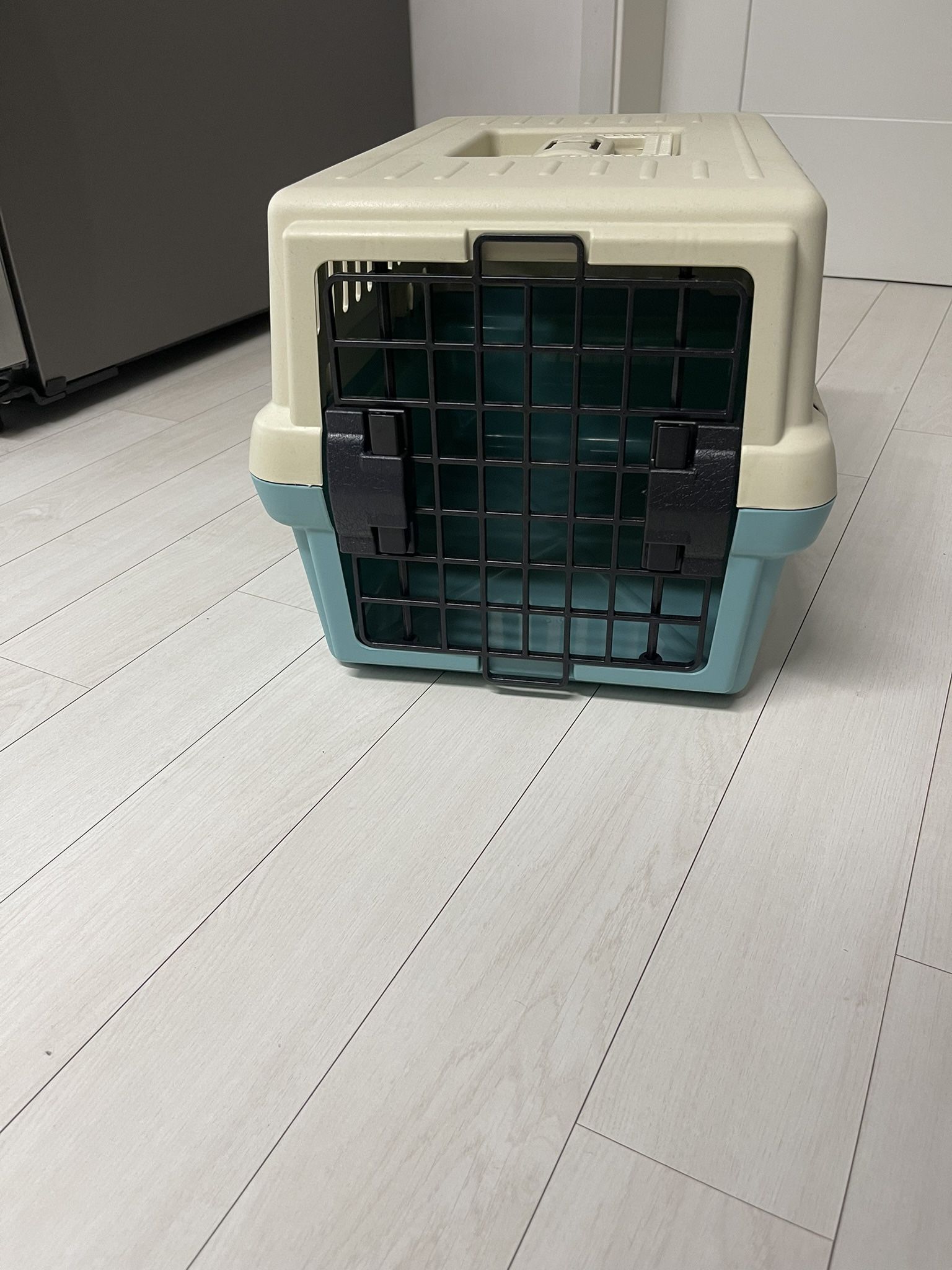 $25 Animal Carrier Hard Cover (Toy Size Up To 15lbs)
