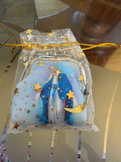 Rosery with kiss lock pouch