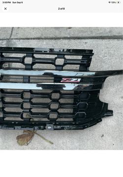 OEM 2021–2023 Chevrolet Tahoe/Suburban Z71 grille assembly