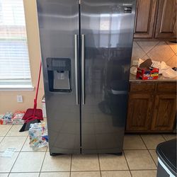 Samsung Refrigerator with Ice Maker
