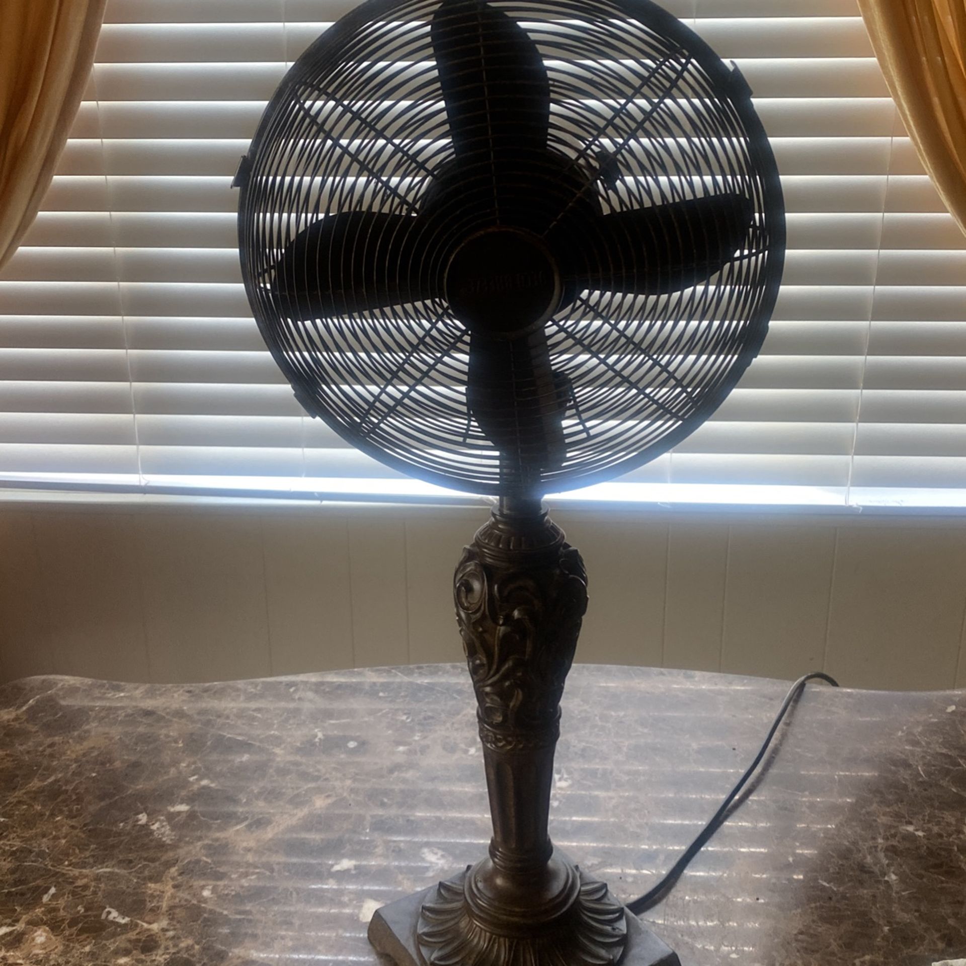 DECORATIVE OSCILLATING FAN