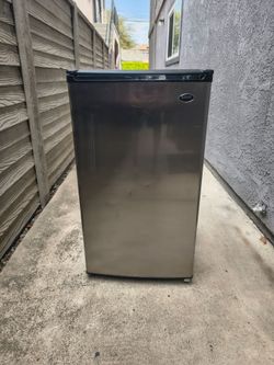 SANYO MINI FRIDGE IN EXELENT CONDITION FOR ONLY $65