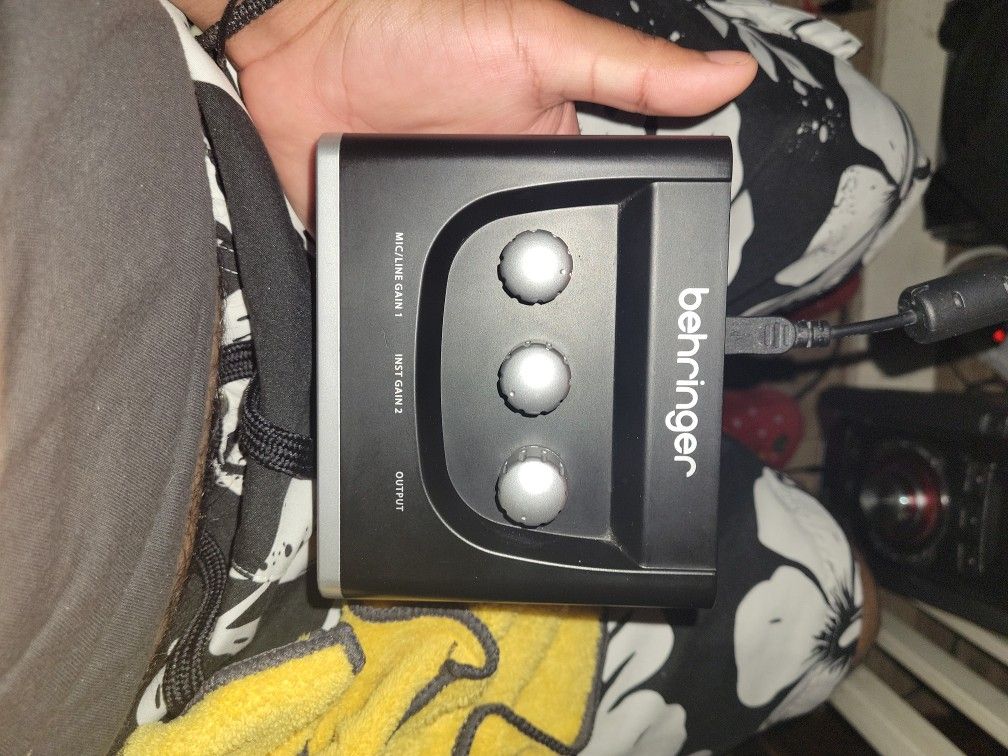 Behringer Uphoria Um2 Audio Interface