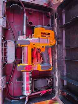 Dewalt DCG6571 20VOLT GREASE GUN. TOOL AND CASE ONLY.