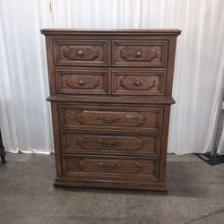 Traditional Honey Wood Seven-Drawer Dresser