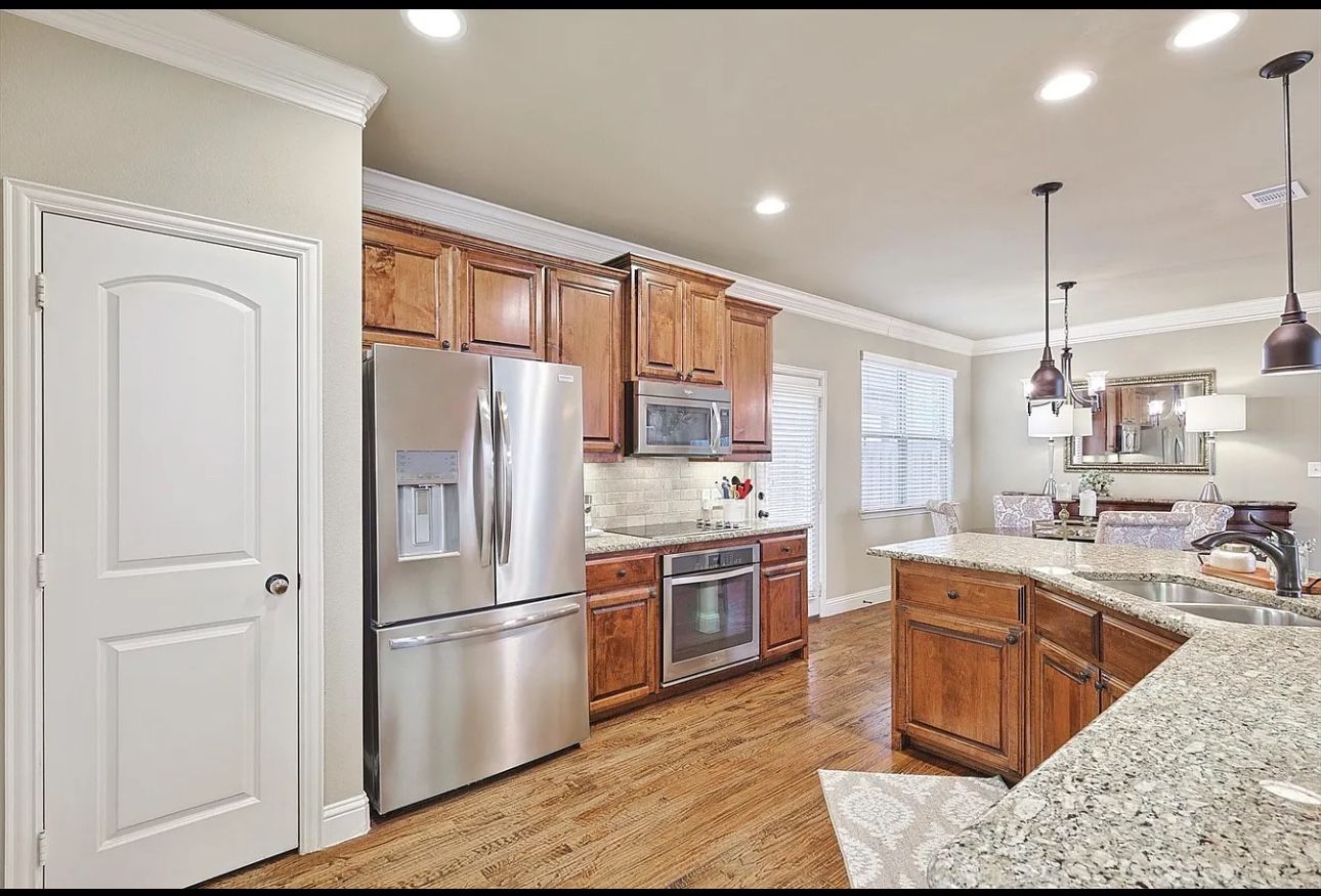 Cabinets, Granite, Microwave, Cooktop, Dishwasher, And Oven
