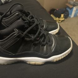 AIR JORDAN 11 RETRO LOW (GS) SIZE 7 (2022)