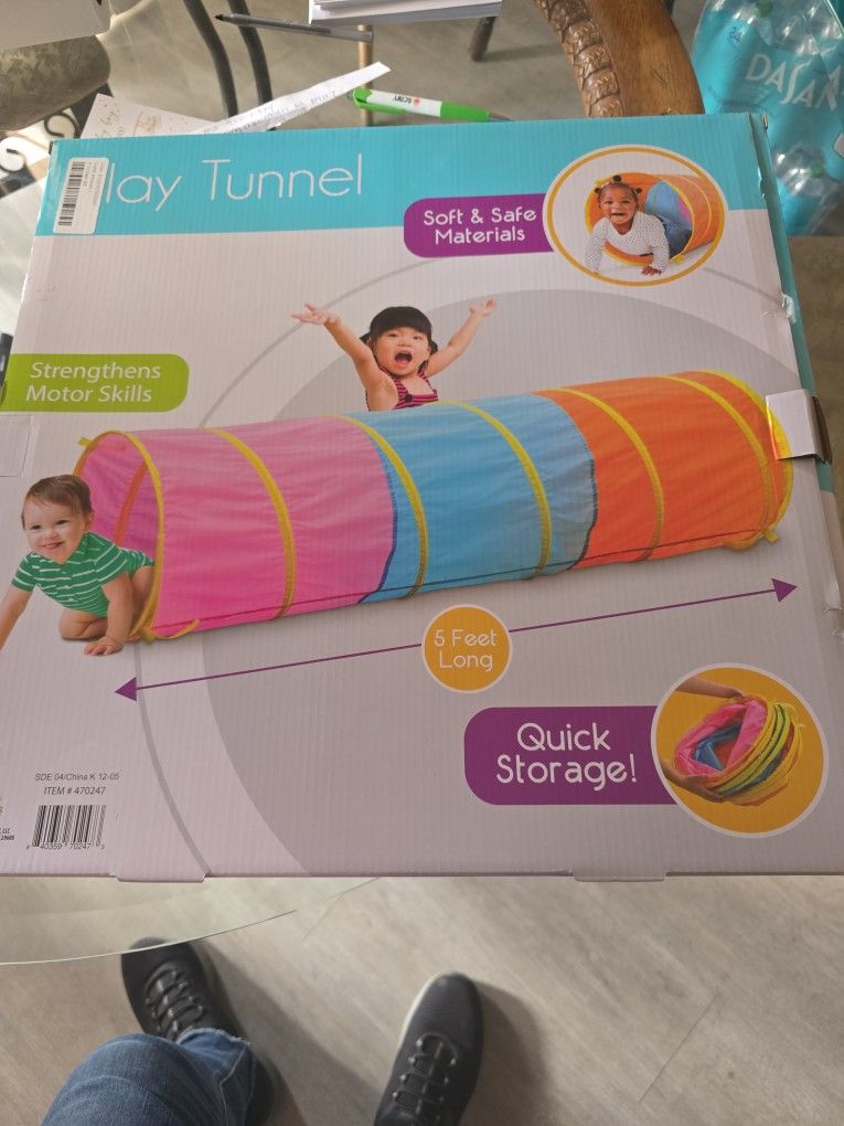 Kids play tunnel